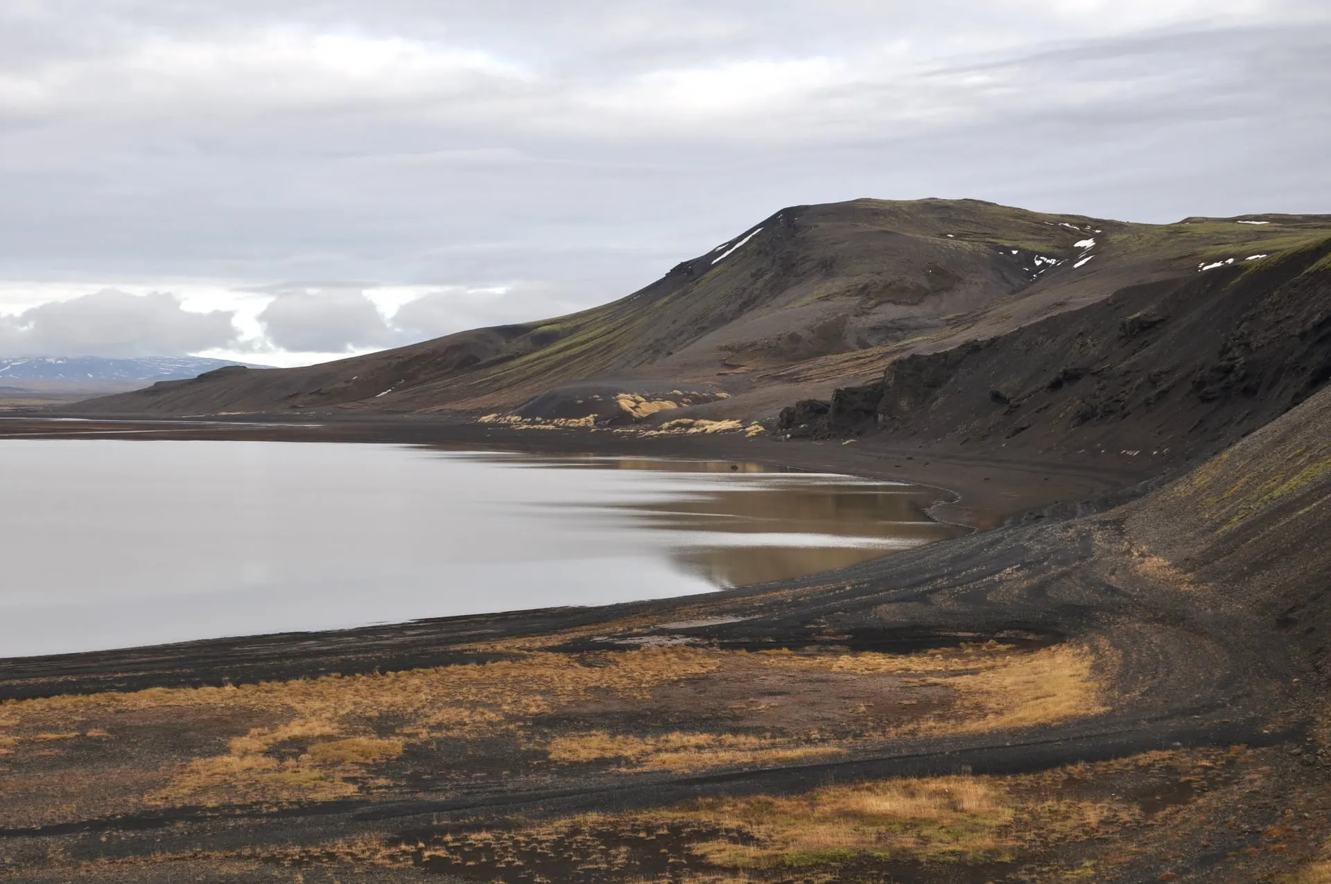 Russet and golden autumn tundra around the Sandkluftavatn lake near Þingvellir in late October